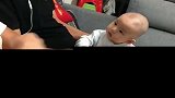 个月的儿子看大人说话，接下来的一幕，这个小表情真是逗！