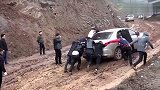 接亲遇到泥巴路，还好人多力量大，贱了满身的泥巴！