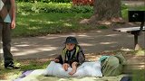 小男孩假装要踢婴儿，导致路人急忙前来阻止