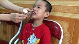 小男孩换门牙，疼的都不让碰，无奈跑去看牙医，拔完瞬间疼的大哭