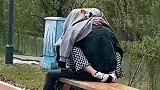 现在都不背着点人了吗