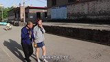 搞笑剧：为了能有钱娶媳妇，两口子来古宅淘古董，收获还可以