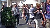 草人恶作剧，男子伪装成草人恶搞路人，真是太贱了