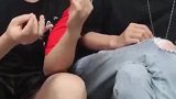 两个小伙子之间发生的事情太有意思了