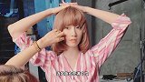允儿久违营业却大变风格，顶厚重假发造型非主流，好在颜值没掉线