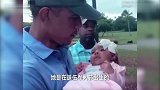 奥巴马打高尔夫偶遇超萌女婴抱着就亲 女婴母亲发誓不给孩子洗头