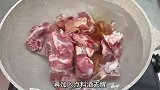 炖排骨别直接下锅！学会这一步，让排骨鲜嫩多汁