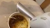 宾馆里面没热水，男子用吹风机加热泡面
