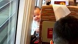 坐动车遇到小宝宝，人类幼崽真的是太可爱了