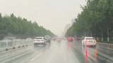 闷热了一天，终于下了一阵雨，给炎热的天气带来了凉爽。