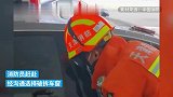 粗心爸爸忘拿钥匙，3岁幼童被困车内