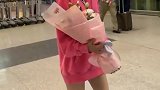王丽坤穿粉色连衣裙，大秀白嫩美腿