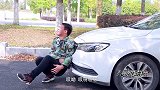 小伙碰瓷耍无赖，不料女司机根本不吃这套，直接猛踩油门撞上去