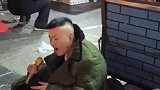 流浪大哥演唱孟婆的碗，感情真挚唱哭前任，你为谁流过泪吗