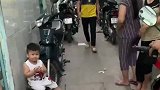小伙头戴卡通头套搞怪，小朋友见状立马吓哭了