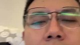 这就是典型的好奇害死鸟，男子与八哥一同玩耍