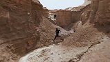 国外大神沙漠公园上演极限悬崖跑酷 这才是真实的飞沙走石