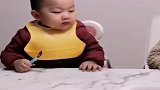 宝宝吃饭看电视上瘾，妈妈偷偷拿走粥，下一秒宝宝反应真逗！