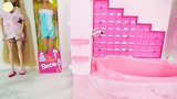 芭比娃娃的粉红色浴缸真美