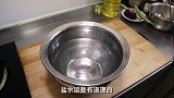 老猫今天做手工烤面筋，配上一碗酸汤面，三人吃得真过瘾