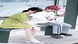 不知道他捡小姐姐的拖鞋干什么，咱也不敢问