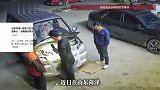 修车工一开机盖，防冻液喷出数米高！三人吓得拔腿就跑，监控拍下惊险一幕