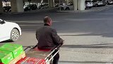 大爷的心态真好，拉货干活也不忘自娱自乐！