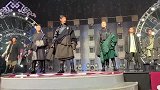路人镜头下的丁真！藏袍加黑靴，英气中带着野性之美