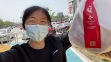 伸长腿大挑战，姐姐秀出一字马赢得了汉堡，弟弟眼红了