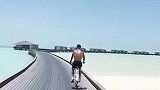 C罗在沙特骑自行车健身