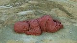 沉睡在沙漠之中的巨婴，大地之子，像极了小时候的样子