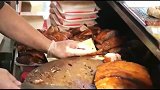 香港真是个美食天堂，烧腊店的师傅为什么每切一刀都要敲一下案板