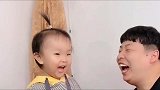 爸爸在家这样教训两岁萌娃，宝宝我这么大点居然军训我！