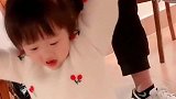 这是喜欢钻桌底的萌娃，看到父母后的样子真可爱，真是天真无邪啊