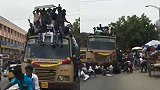 印度十余名学生公交车顶庆祝节日 结果公交车一脚急刹悲剧了