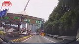 ETC通道口，前车等不及了，杆都撞折了