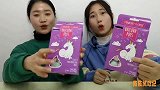 俩妹子试吃趣味“便便造型棉花糖”，颜色粉嫩少女心，松软好甜蜜