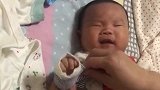 妈妈给小宝宝穿衣服，没想到宝宝的表情好萌，太可爱了！