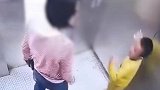 小孩电梯内被家长暴打近1分钟 知情人：只因孩子不回家吃饭