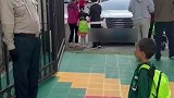 萌娃放学，与保安大叔告别，俩人立正后相互敬礼