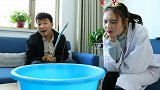 精神病病人和医生钓鱼，不料盆子里什么都没有，太搞笑了