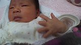 好萌！新生儿抓着爸爸的手用力便便，看的我都要跟着一起使劲