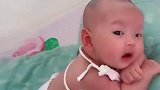 棒棒哒！刚满月的小宝宝趴着练习抬头，努力的样子好可爱啊！