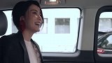 王菲带女儿美国手术后现身机场，李嫣的嘴又变了，气场强大像超模