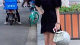 小姐姐，好像在等人