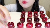 樱桃本身就很甜，外面裹了一层糖衣只会更甜呀，小姐姐可真能吃