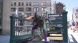 WWE-18年-小魔女布里斯领衔 WWE选手“占领”纽约街道拍摄写真-新闻