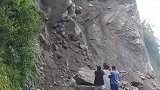 这两人胆也太大了，山都坍塌了都还在那录像
