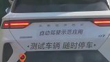 一辆自动驾驶汽车与一辆水泥罐车，狭路相逢
