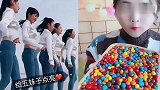 小姐姐直播吃美味的彩虹巧克力，各种口味任意选，是我向往的生活